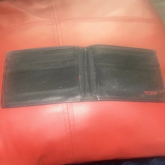 Tumi BlackLeather Wallet/Card holder male or female
